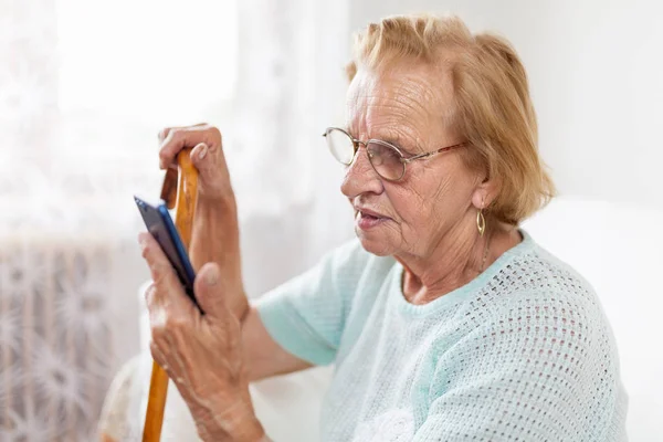 Ältere Frau Mit Brille Und Stock Mit Handy — Stockfoto