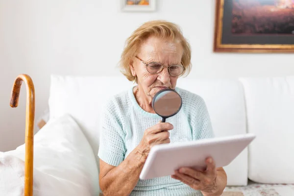 Starší Žena Brýlemi Loupe Pomocí Moderního Digitálního Tabletu — Stock fotografie