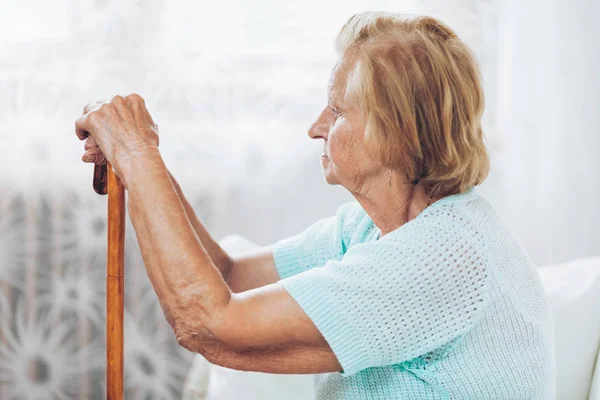 Äldre Kvinna Talet Med Käpp — Stockfoto