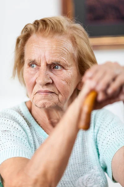 Äldre Kvinna Talet Med Käpp — Stockfoto