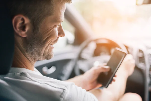 Conductor Descuidado Usando Teléfono Móvil Mientras Conduce Coche — Foto de Stock