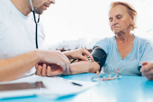 Senior Vrouw Tijdens Een Medisch Onderzoek Met Haar Arts — Stockfoto