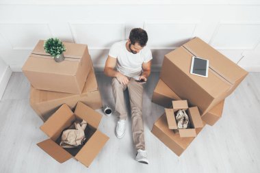 Üst Manzara. Adam yeni evine taşınıyor.