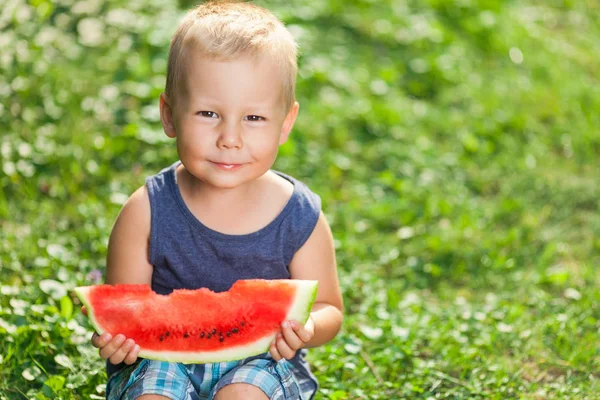 Anak Kecil Yang Lucu Duduk Luar Ruangan Dan Makan Sepotong — Stok Foto