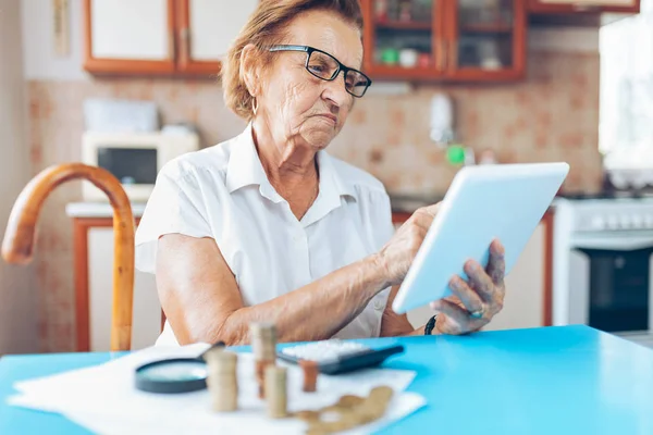 Senior Vrouw Thuis Controleren Haar Financiën Invenstments — Stockfoto