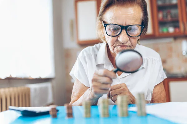 Senior Mulher Casa Verificando Suas Finanças Inventos — Fotografia de Stock