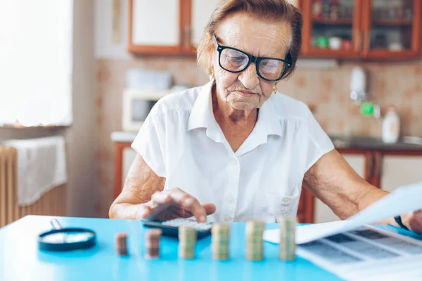 Senior Kobieta Domu Sprawdzania Jej Finansów Invenstments — Zdjęcie stockowe