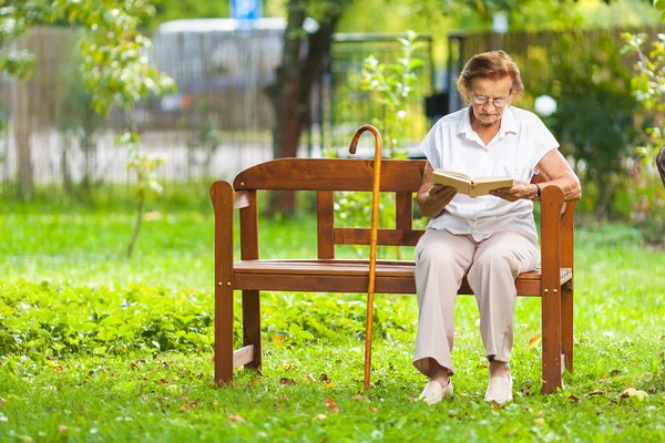 Bejaarde Vrouw Zitten Ontspannen Een Bankje Buiten Park — Stockfoto