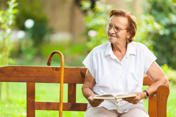 Bejaarde Vrouw Zitten Ontspannen Een Bankje Buiten Park — Stockfoto