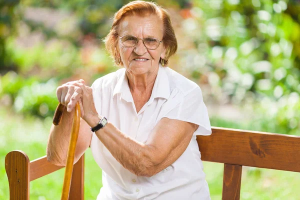 Ältere Frau Sitzt Auf Einer Bank Park Und Entspannt — Stockfoto