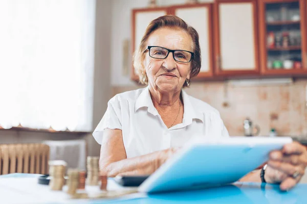 Senior Kobieta Domu Sprawdzania Jej Finansów Invenstments — Zdjęcie stockowe