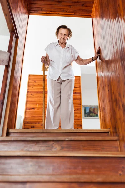 Mulher Idosa Casa Usando Uma Bengala Para Descer Escadas — Fotografia de Stock