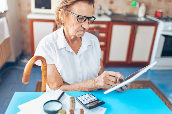 Senior Vrouw Thuis Controleren Haar Financiën Investeringen — Stockfoto