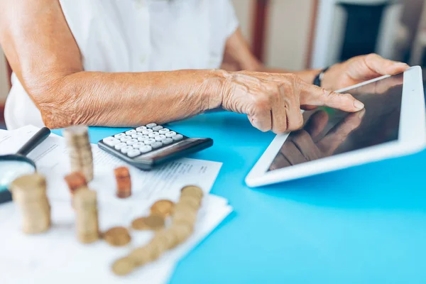 Senior Vrouw Thuis Controleren Haar Financiën Investeringen — Stockfoto