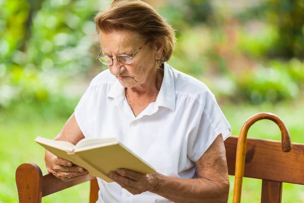 Bejaarde Vrouw Zitten Ontspannen Een Bankje Buiten Park — Stockfoto