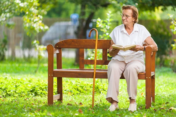 Bejaarde Vrouw Zitten Ontspannen Een Bankje Buiten Park — Stockfoto