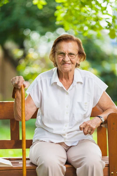 Bejaarde Vrouw Zitten Ontspannen Een Bankje Buiten Park — Stockfoto