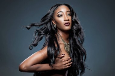 uzun lüks parlak saçlar siyah güzel bir kadınla