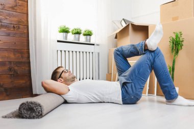 Onun yeni evine taşıdıktan yakışıklı genç