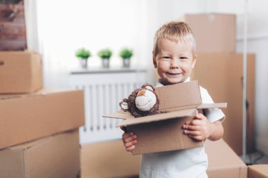 Şirin bebek kutu ambalaj ve taşıma dışarı yardım