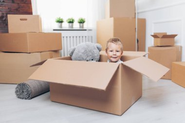 Şirin bebek kutu ambalaj ve taşıma dışarı yardım