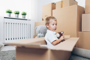 Şirin bebek kutu ambalaj ve taşıma dışarı yardım