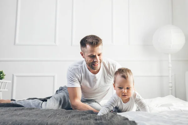 Lycklig Far Med Sin Ettårige Son Leker Hemma Sängen — Stockfoto