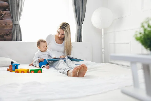 Barn Utbildning Lycklig Mamma Med Hennes Barn Sitter Sängen Och — Stockfoto