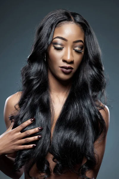 Schwarze Schöne Frau Mit Langen Luxuriösen Glänzenden Haaren — Stockfoto