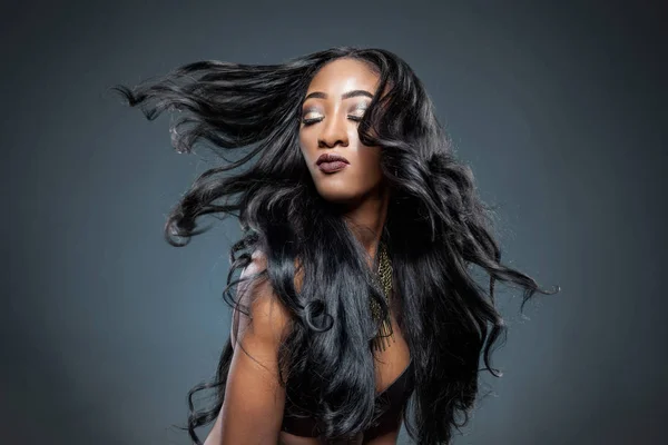 Schwarze Schöne Frau Mit Langen Luxuriösen Glänzenden Haaren — Stockfoto