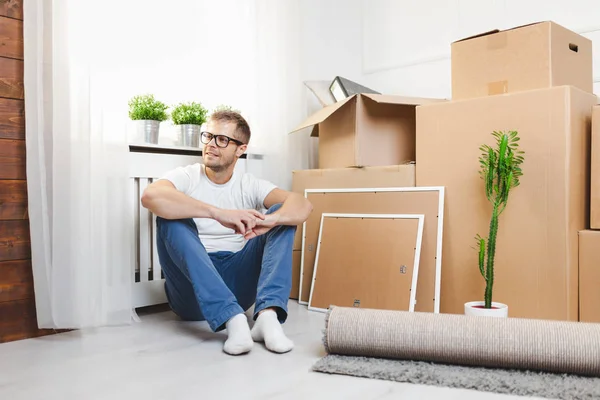 Jovem Bonito Mudando Para Sua Nova Casa — Fotografia de Stock