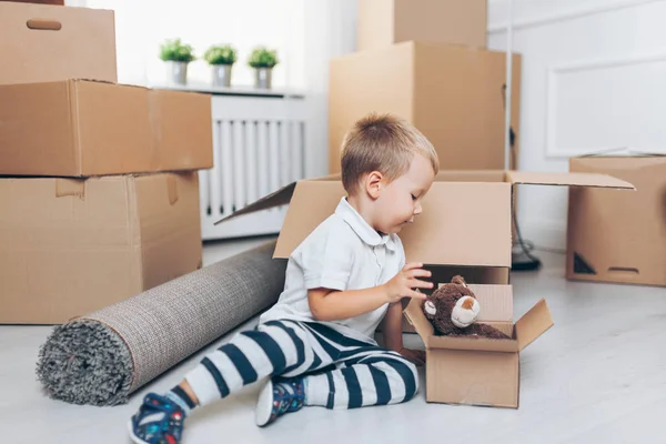 Criança Bonito Ajudando Caixas Embalagem Movendo — Fotografia de Stock