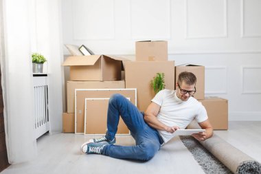 Onun yeni evine taşıdıktan yakışıklı genç