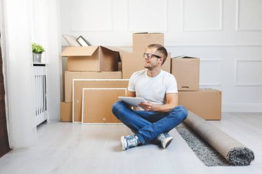 Onun yeni evine taşıdıktan yakışıklı genç