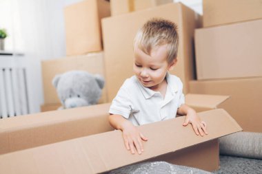 Şirin bebek kutu ambalaj ve taşıma dışarı yardım