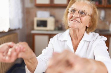 Yaşlılar için bakım ve destek sağlama 