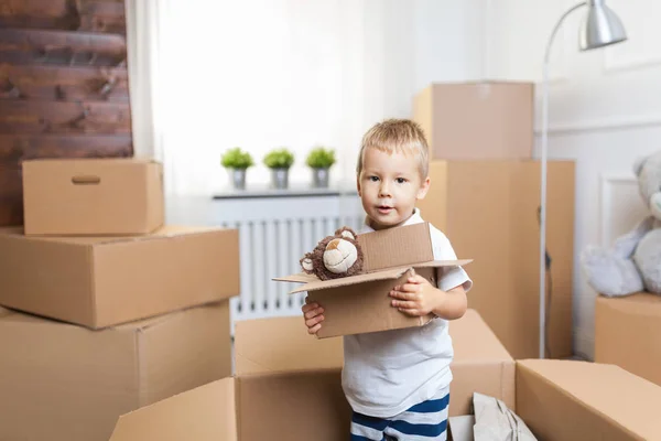 Söt Liten Knatte Att Hjälpa Packa Lådor Och Flytta — Stockfoto