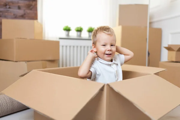 Söt Liten Knatte Att Hjälpa Packa Lådor Och Flytta — Stockfoto