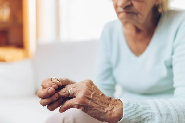 Gebroken Hart Bejaarde Vrouw Houdt Hij Echtgenoten Trouwring — Stockfoto