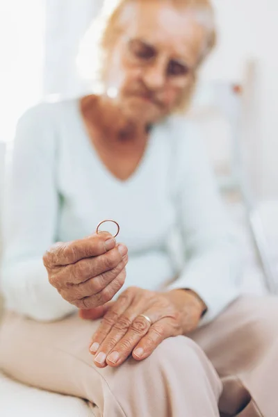 Gebroken Hart Bejaarde Vrouw Houdt Hij Echtgenoten Trouwring — Stockfoto