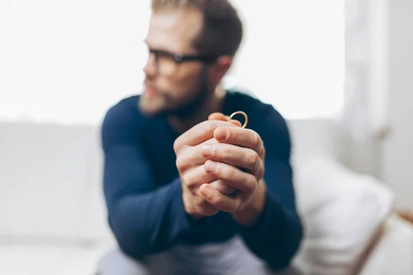 Hombre Desconsolado Casa Sosteniendo Anillo Bodas — Foto de Stock