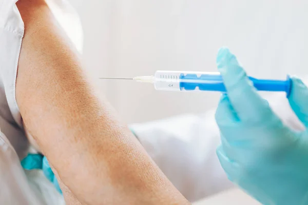 Medicul Care Administrează Vaccin Pacient Vârstnic — Fotografie, imagine de stoc