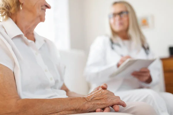 Donna Anziana Durante Esame Medico Con Suo Medico — Foto Stock