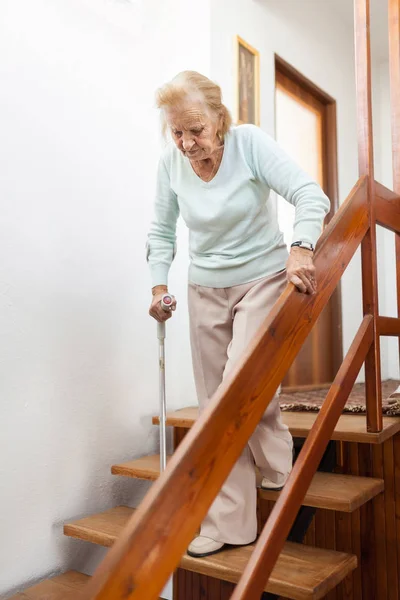 Ältere Frau Hause Geht Mit Gehstock Die Treppe Hinunter — Stockfoto