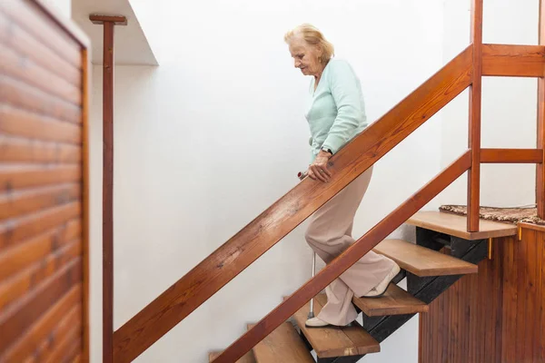 Ältere Frau Hause Geht Mit Gehstock Die Treppe Hinunter — Stockfoto