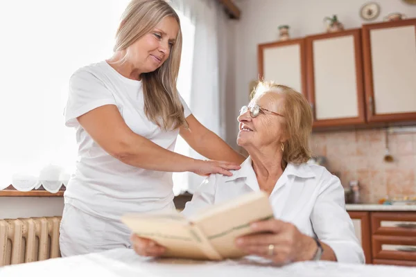 Providing Care Support Elderly — Stock Photo, Image