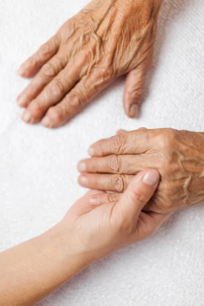 Oferirea Îngrijire Sprijin Vârstnicilor — Fotografie, imagine de stoc