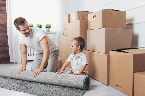 Concepto conmovedor, Padre e hijo mudándose a un nuevo hogar —  Fotos de Stock