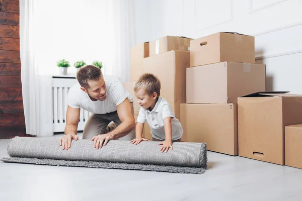 Concepto conmovedor, Padre e hijo mudándose a un nuevo hogar —  Fotos de Stock