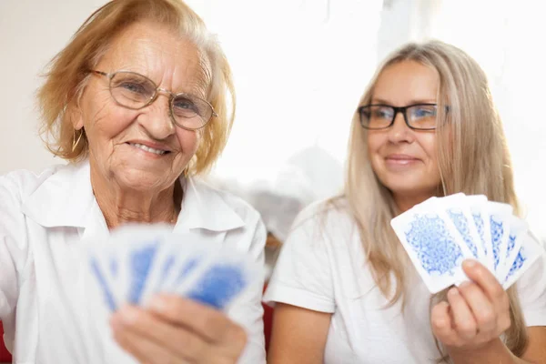 Fornire assistenza agli anziani — Foto Stock